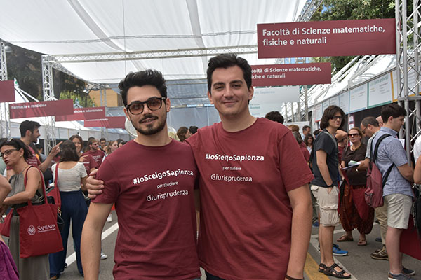 Studenti della Facolatà all'edizione precedente di Porte Aperte
